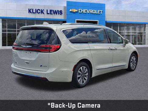 Used 2021 Chrysler Pacifica Limited w/ Uconnect Theater Family Group FWD image 8