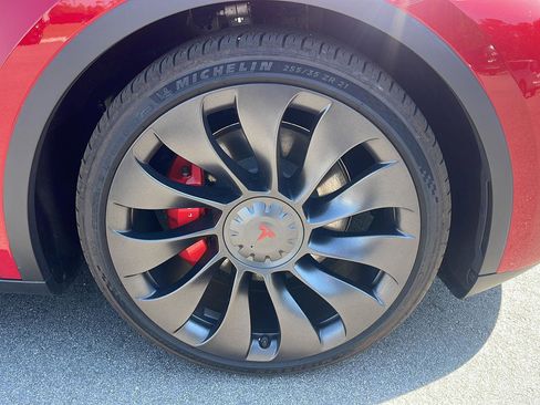 Used 2023 Tesla Model Y Performance AWD/4WD image 9
