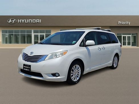 Used 2016 Toyota Sienna XLE w/ XLE Navigation Package FWD image 1