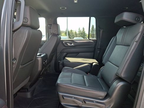Used 2022 Chevrolet Suburban RST w/ Luxury Package AWD/4WD image 10