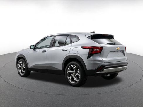 Used 2025 Chevrolet Trax LT FWD image 7