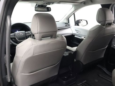 Used 2026 Toyota Sienna XLE FWD image 20