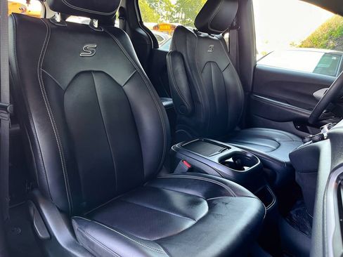Used 2024 Chrysler Pacifica Limited FWD image 19