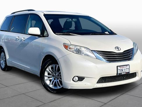 Used 2017 Toyota Sienna XLE image 2