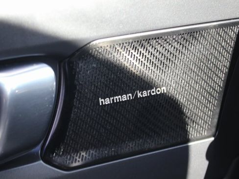 Used 2019 Volvo XC40 T5 Momentum image 17