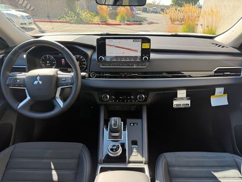 New 2025 Mitsubishi Outlander SE image 13
