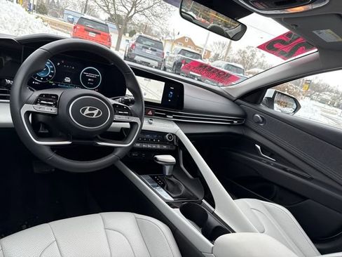 Certified 2025 Hyundai Elantra Limited image 36