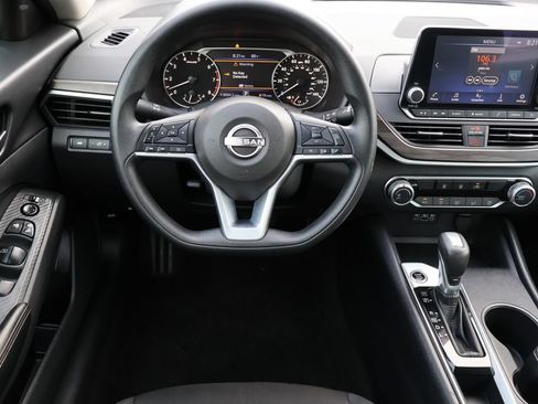 Used 2025 Nissan Altima 2.5 SV FWD image 4