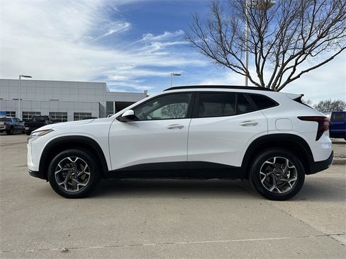 Used 2024 Chevrolet Trax LT w/ Driver Confidence Package image 3