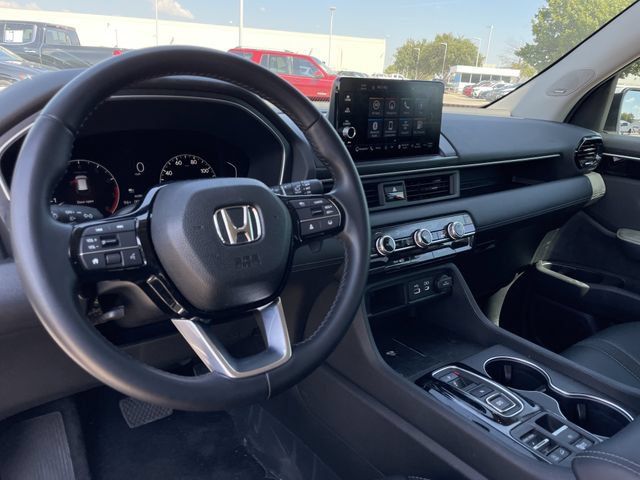 Used 2025 Honda Pilot Touring image 11