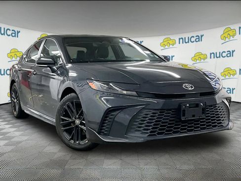 Used 2025 Toyota Camry SE w/ Convenience Package image 1