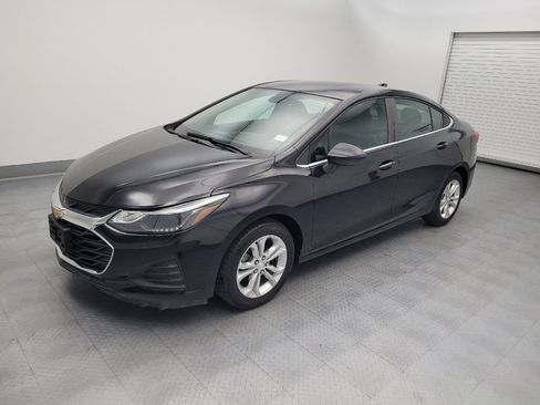 Used 2019 Chevrolet Cruze LT FWD image 2