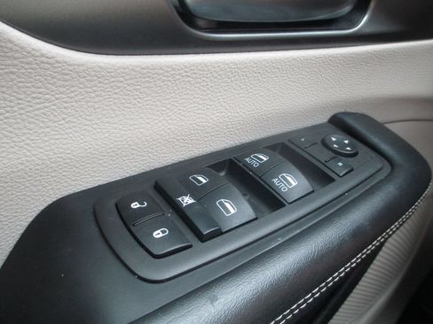 Used 2023 Chrysler Pacifica Touring-L AWD/4WD image 25