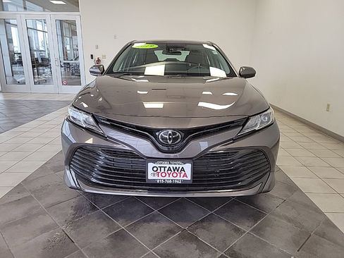 Used 2019 Toyota Camry LE image 3