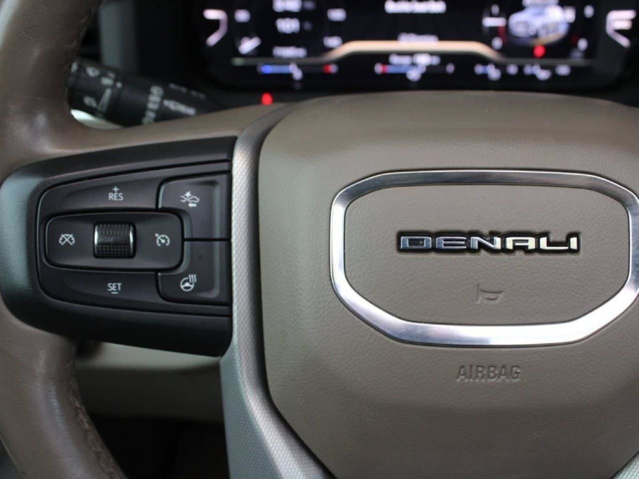 Used 2022 GMC Yukon Denali w/ Denali Premium Package AWD/4WD image 28