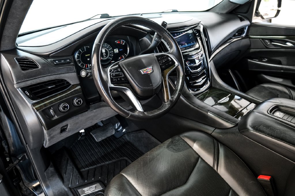 Used 2020 Cadillac Escalade Platinum AWD/4WD image 2