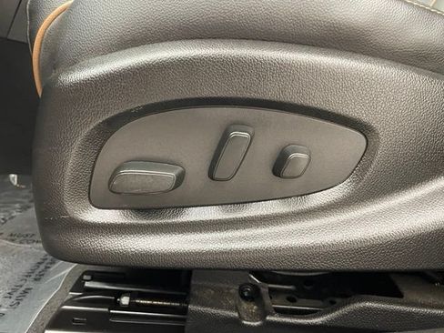Used 2017 Chevrolet Impala Premier w/ Enhanced Convenience Package FWD image 12