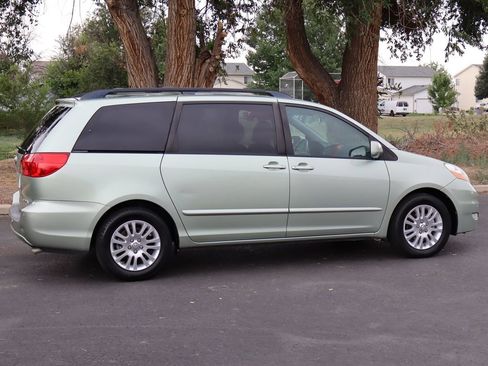 Used 2009 Toyota Sienna XLE FWD image 4