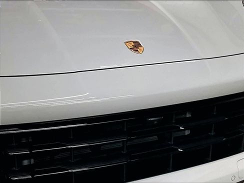 Used 2025 Porsche Cayenne image 31