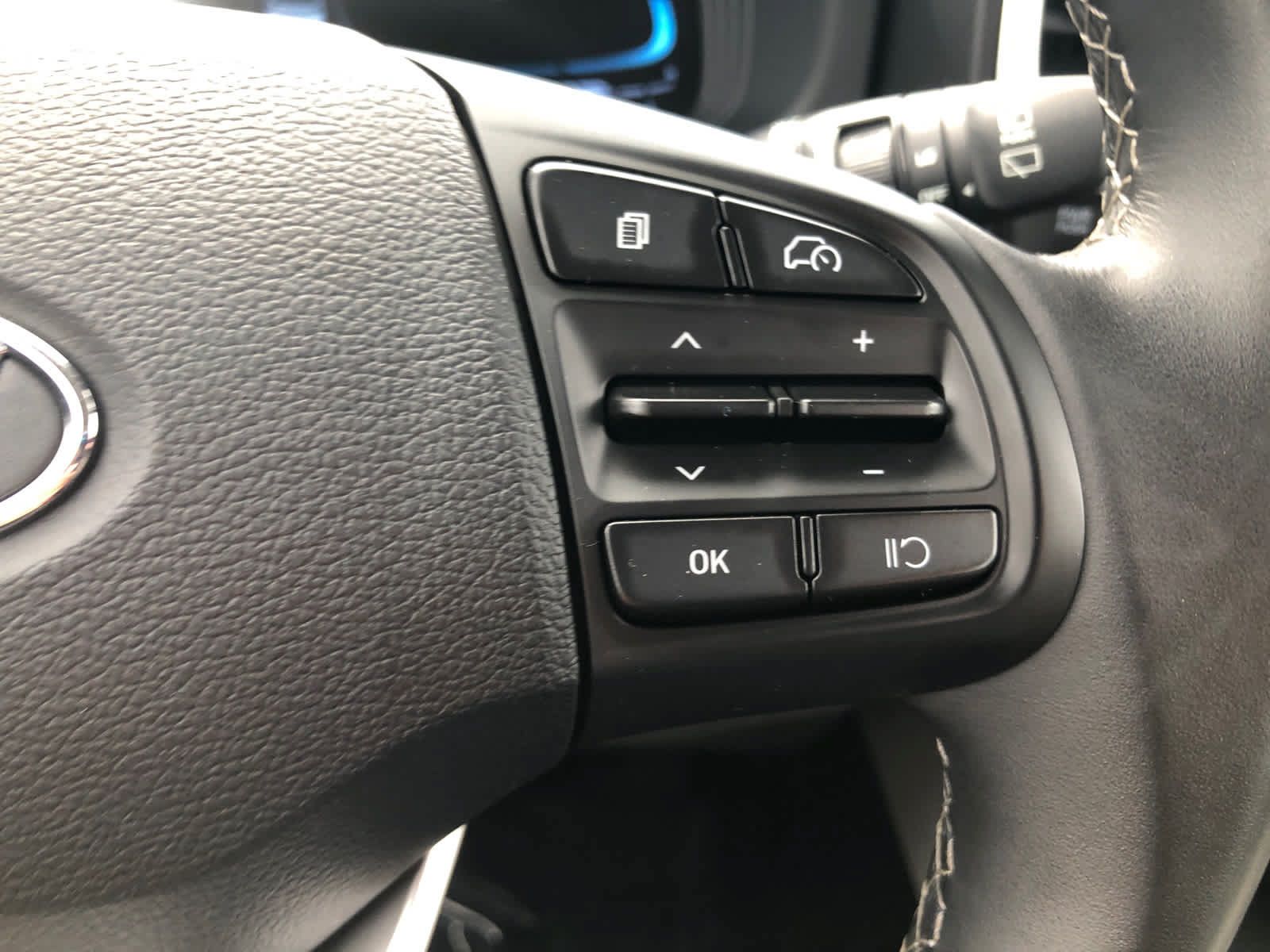 Certified 2025 Hyundai Venue SEL FWD image 8