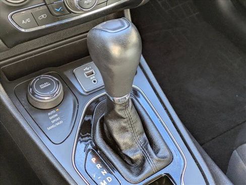 Used 2020 Jeep Cherokee Limited image 15