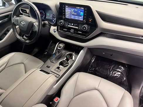 Used 2020 Toyota Highlander XLE FWD image 12