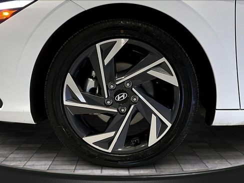Used 2025 Hyundai Elantra SEL image 33