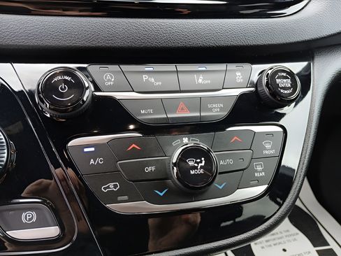 Used 2026 Chrysler Pacifica Select FWD image 18