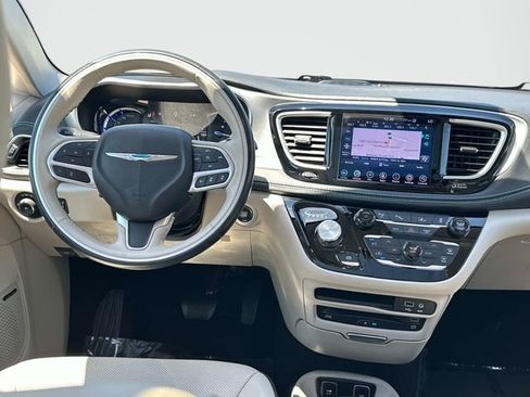 Used 2020 Chrysler Pacifica Limited w/ Advanced Safetytec Group FWD image 2