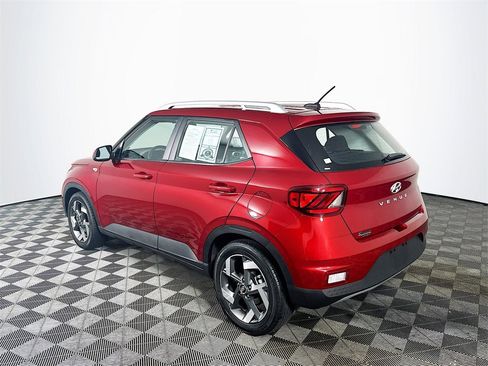 Used 2024 Hyundai Venue SEL image 5