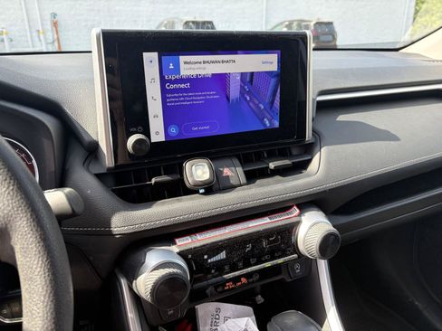 Used 2025 Toyota RAV4 LE AWD/4WD image 8