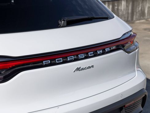 Certified 2026 Porsche Macan AWD/4WD image 19