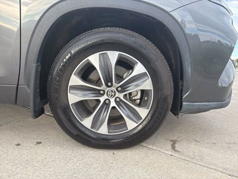 Used 2024 Toyota Highlander XLE image 12