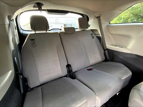 Used 2022 Toyota Sienna LE image 18