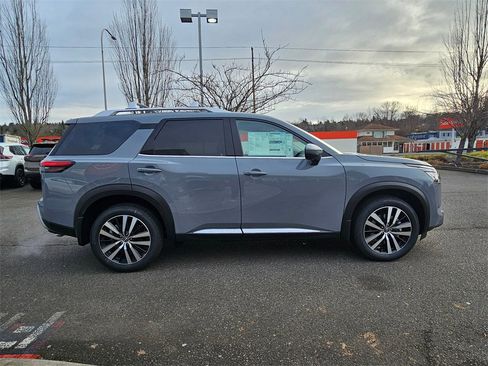 New 2025 Nissan Pathfinder Platinum image 4