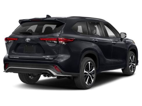 Used 2021 Toyota Highlander XSE AWD/4WD image 2