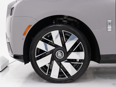 Certified 2025 Rolls-Royce Cullinan AWD/4WD image 50