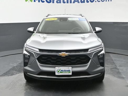 Used 2025 Chevrolet Trax LT FWD image 6
