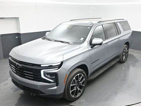 Used 2025 Chevrolet Suburban RST w/ Comfort Package AWD/4WD image 39