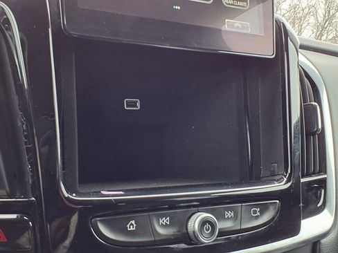 Used 2018 Chevrolet Traverse LT image 16