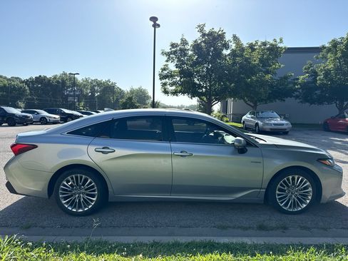 Used 2020 Toyota Avalon Limited w/ Advanced Safety Package FWD image 4