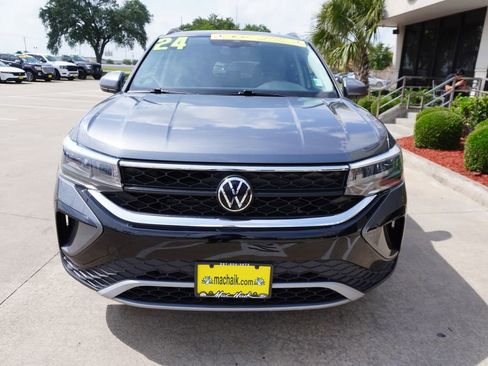 Used 2024 Volkswagen Taos SE FWD image 2