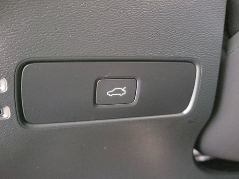 Certified 2026 Volvo XC40 B5 Plus AWD/4WD image 33