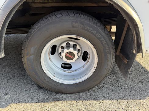 Used 2015 GMC Savana 3500 image 23