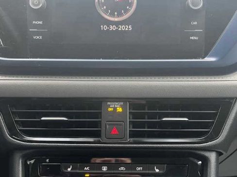 Used 2023 Volkswagen Taos SE w/ Panoramic Sunroof Package image 6