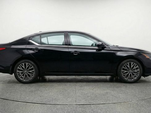 Used 2025 Nissan Altima 2.5 SV image 11