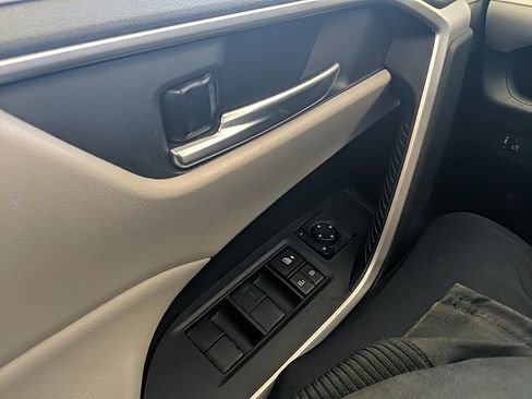 Used 2021 Toyota RAV4 XLE w/ Convenience Package image 28