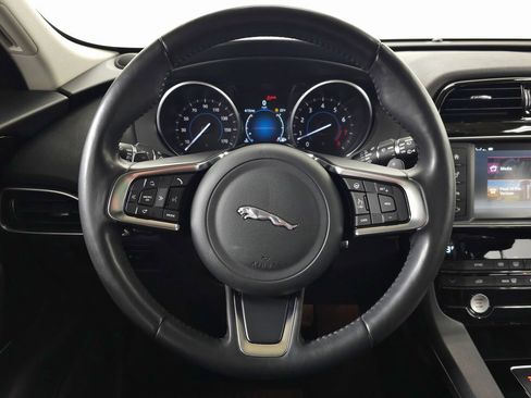 Used 2018 Jaguar F-PACE Prestige image 19