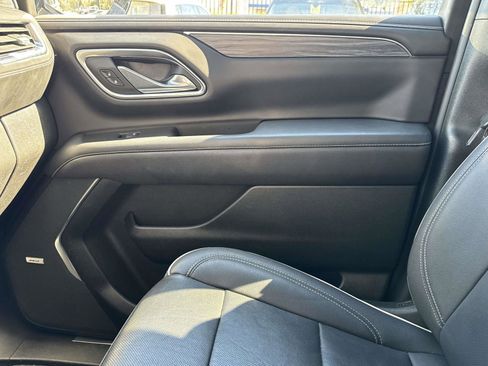 Used 2023 GMC Yukon SLT w/ SLT Luxury Package image 25
