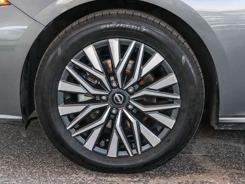 Used 2024 Nissan Altima 2.5 SV image 11